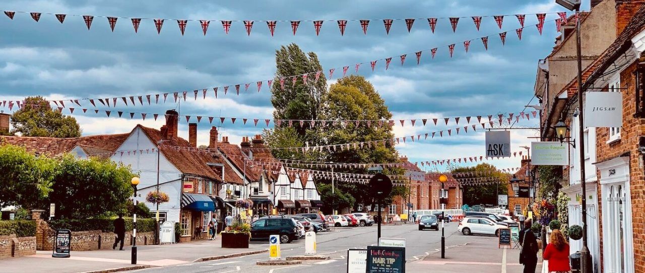 Old-Amersham-high-street-with-bunting-1417x600-1-1280x542.jpeg