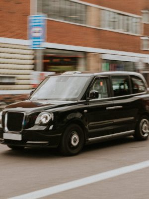 vintage-car-travelling-through-london-street-2025-02-10-11-40-34-utc-scaled.jpg
